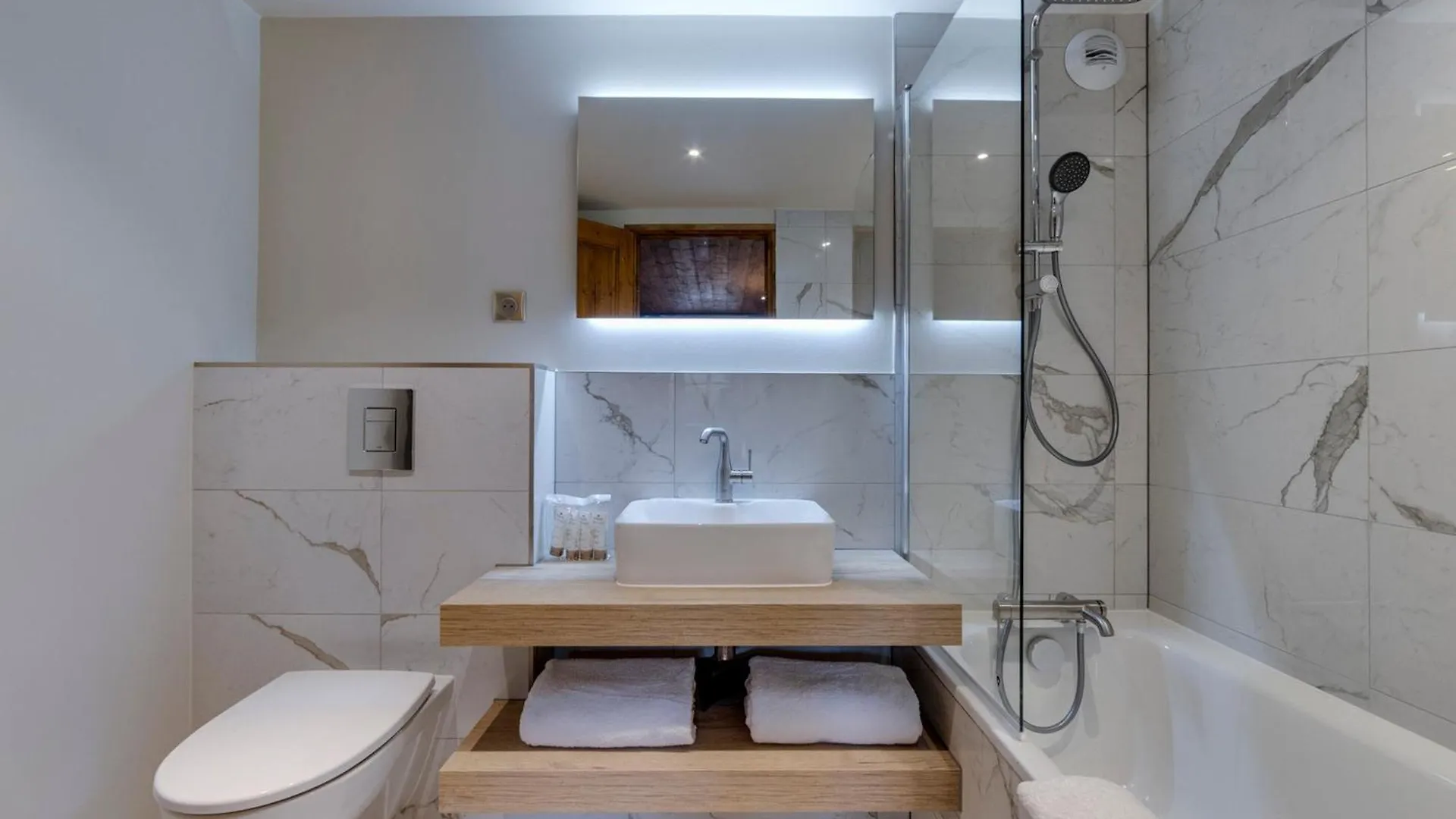 Appartement Skis Aux Pieds, 4 Ch, 10 Pers, Piscine, Jacuzzi, Wifi - Fr-1-686-45 Bourg-Saint-Maurice 0*,  France